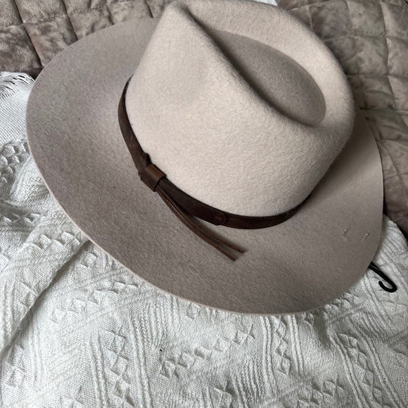 Stylish Beige Wool Hat with 💯 leather Band - Picture 1 of 3